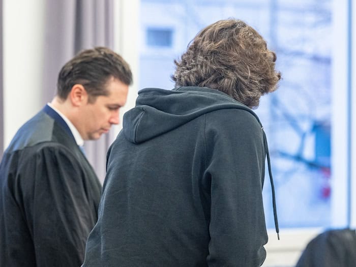 Der Angeklagte im Prozess um vergifteten Champagner wurde kurz vor dem Abschluss des Verfahrens aus der Untersuchungshaft entlassen. (Archivbild) / Foto: Armin Weigel/dpa