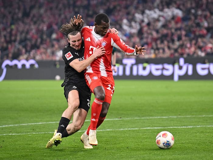 Klares Haltevergehen? Gladbachs Rocco Reitz im Zweikampf mit Bayern-Angreifer Nicolas Jackson. / Foto: Harry Langer/dpa