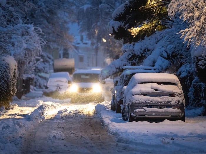 Das Winterwetter sorgt für glatte Straßen in Oberbayern. (Symbolbild) / Foto: Lukas Barth-Tuttas/dpa