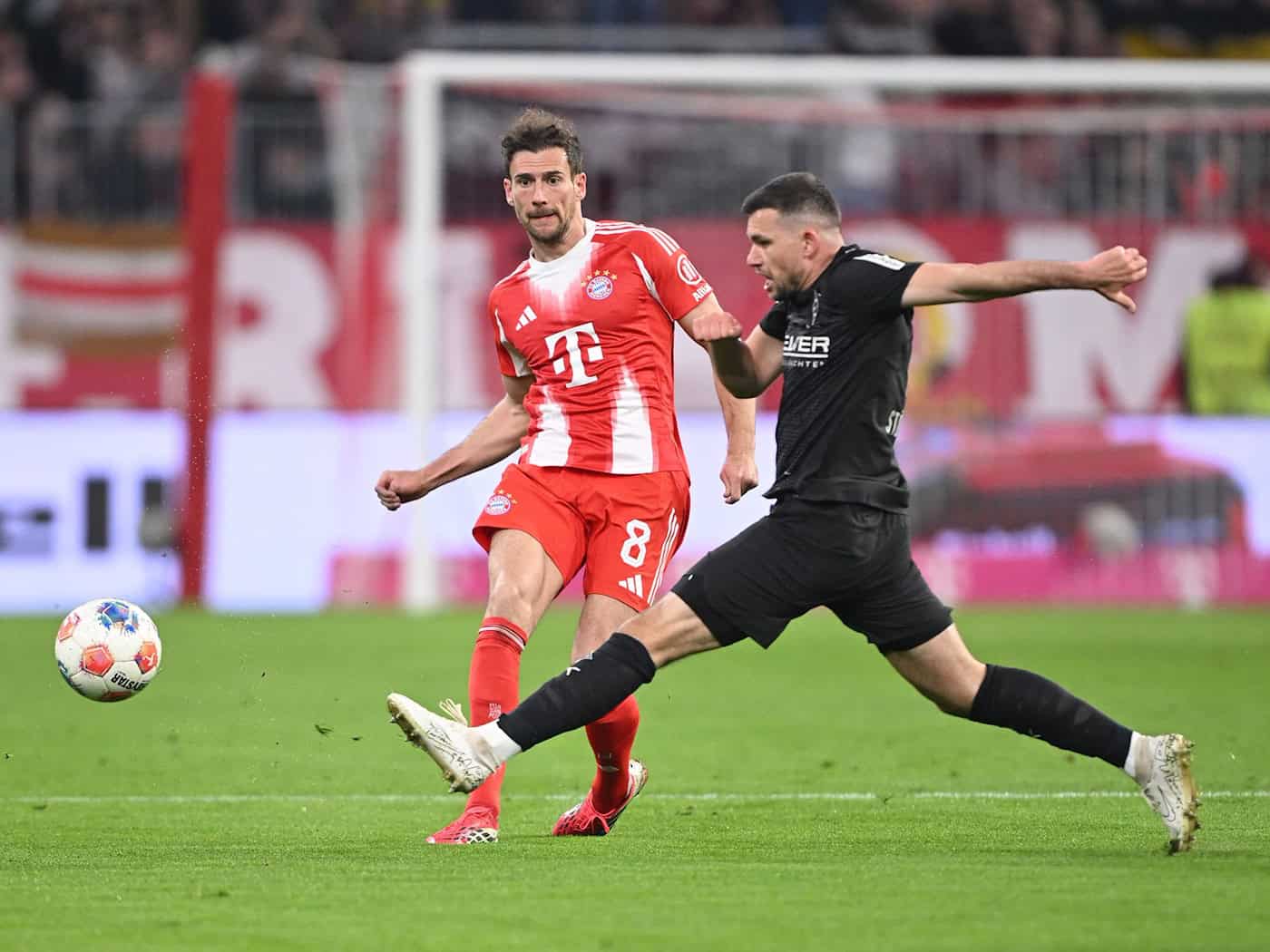 Leon Goretzka (l) in Aktion gegen Gladbach. / Foto: Harry Langer/dpa