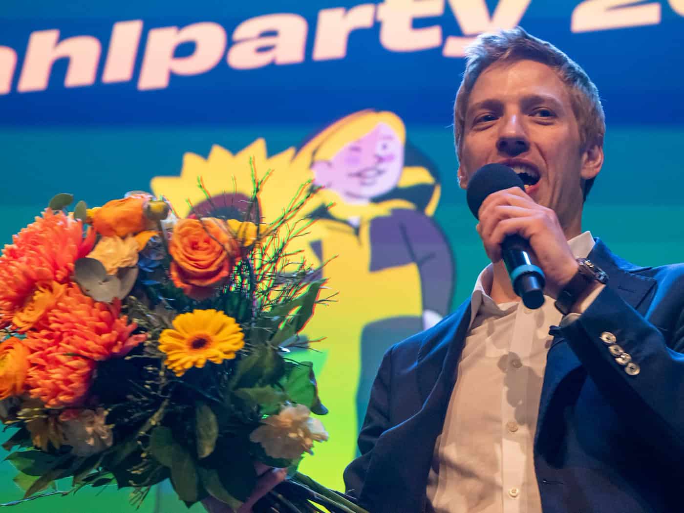 Dominik Krause darf in die Stichwahl um den Chefposten im Münchner Rathaus - die Grünen hoffen, dass sich nun auch viele CSU-Wähler für ihren Bewerber entscheiden.   / Foto: Peter Kneffel/dpa
