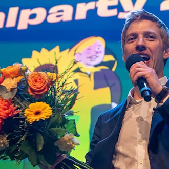 Dominik Krause darf in die Stichwahl um den Chefposten im Münchner Rathaus - die Grünen hoffen, dass sich nun auch viele CSU-Wähler für ihren Bewerber entscheiden.   / Foto: Peter Kneffel/dpa