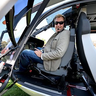 Steuern wird er den Helikopter nicht selbst - aber wie oft nutzt Markus Söder Polizeihubschrauber? (Archivbild) / Foto: Felix Hörhager/dpa