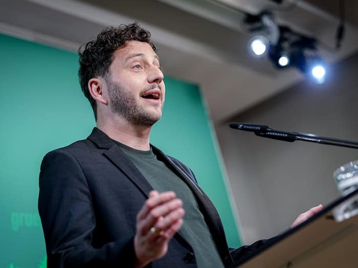 Der Grünen-Vorsitzende Felix Banaszak freut sich auf das Oktoberfest. / Foto: Kay Nietfeld/dpa