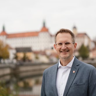 Gerhard Schodervon den Grünen ist neuer OB von Neubrug an der Donau. (Handout) / Foto: Chris Eschner/dpa