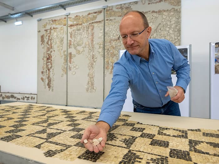 Immer wieder werden in Augsburg achäologische Schätze aus der Römerzeit entdeckt. Sie sollen, wie dieses Mosaik, im neuen Römermuseum eine neue Heimat finden. (Archivbild) / Foto: Stefan Puchner/dpa