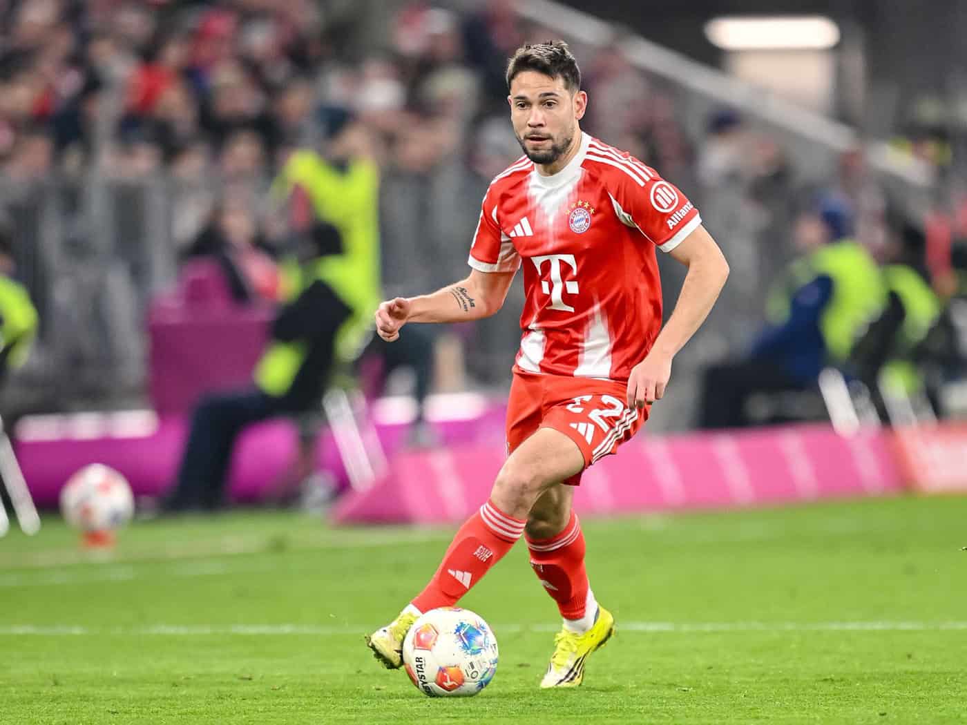 Abschied im Sommer: Raphaël Guerreiro verlässt den FC Bayern. (Archivbild) / Foto: Harry Langer/dpa