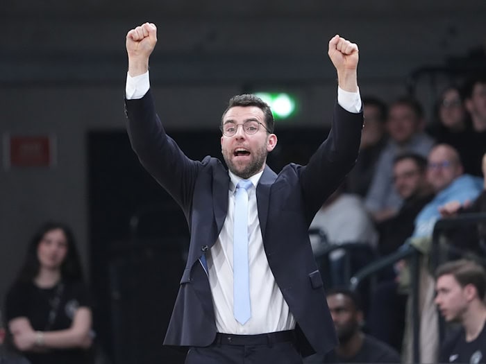 Hamburgs Trainer Benka Barloschky hat Grund zum Jubeln. (Archivbild) / Foto: Marcus Brandt/dpa