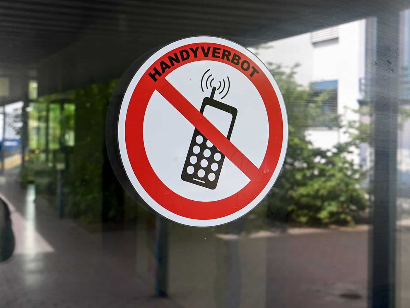 Die Handynutzung an Bayerns Schulen wird wieder verschärft. Vor der achten Klasse sind Handys und Smartphones bald wieder generell verboten. (Symbolbild) / Foto: Jens Kalaene/dpa
