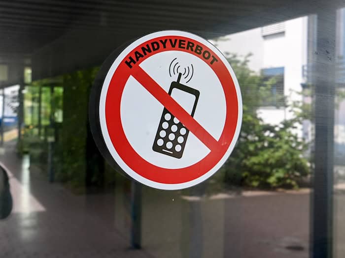 Die Handynutzung an Bayerns Schulen wird wieder verschärft. Vor der achten Klasse sind Handys und Smartphones bald wieder generell verboten. (Symbolbild) / Foto: Jens Kalaene/dpa