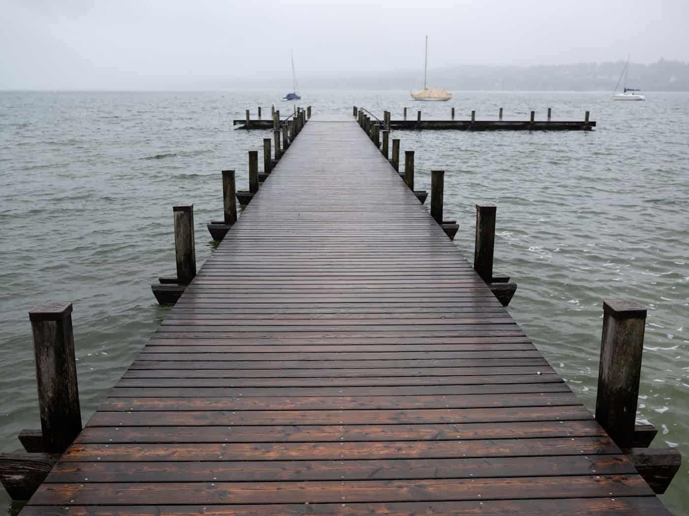 Ein herrenloser Koffer am Starnberger See sorgt für Aufregung. (Symbolbild) / Foto: Sven Hoppe/dpa