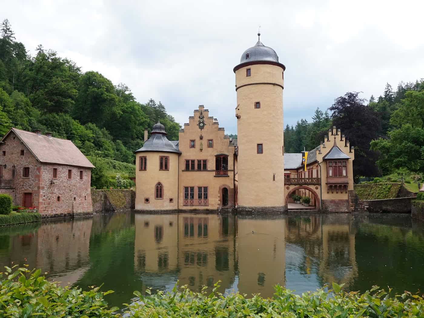 Schloss Mespelbrunn ist eines der touristischen Highlights im Spessart. In dem Schloss wurden Teile des Kinofilms «Das Wirtshaus im Spessart» gedreht. / Foto: Michael Seiterle/Spessart-Mainland/dpa