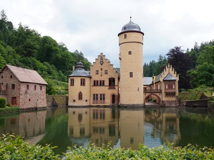 Schloss Mespelbrunn ist eines der touristischen Highlights im Spessart. In dem Schloss wurden Teile des Kinofilms «Das Wirtshaus im Spessart» gedreht. / Foto: Michael Seiterle/Spessart-Mainland/dpa