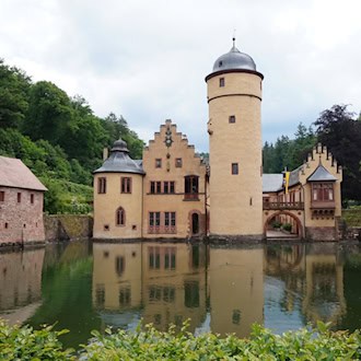 Schloss Mespelbrunn ist eines der touristischen Highlights im Spessart. In dem Schloss wurden Teile des Kinofilms «Das Wirtshaus im Spessart» gedreht. / Foto: Michael Seiterle/Spessart-Mainland/dpa