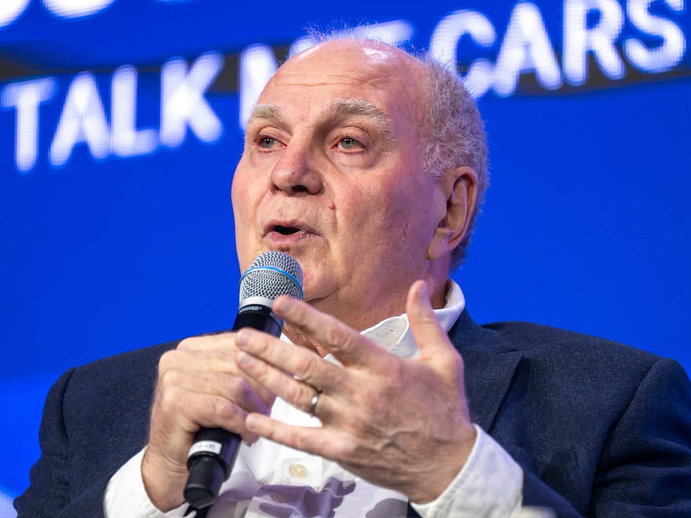 Für Bayerns Ehrenpräsidenten Uli Hoeneß ist der Ausgang im Viertelfinale der Champions League gegen Real Madrid offen. (Archivbild) / Foto: Peter Kneffel/dpa