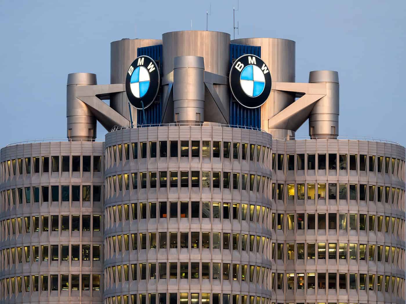 Nicht nur die Zentrale sieht auf diesem Bild trutzig aus, auch die Zahlen sind bei BMW robust. (Archivbild) / Foto: Peter Kneffel/dpa