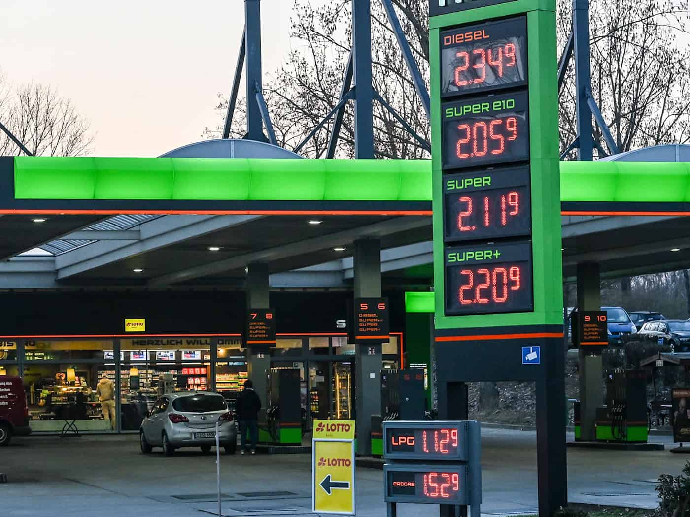 Der Bundestag stimmt am Donnerstag über ein Spritpaket ab.  / Foto: Jens Kalaene/dpa