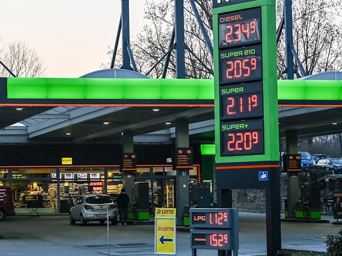 Der Bundestag stimmt am Donnerstag über ein Spritpaket ab.  / Foto: Jens Kalaene/dpa