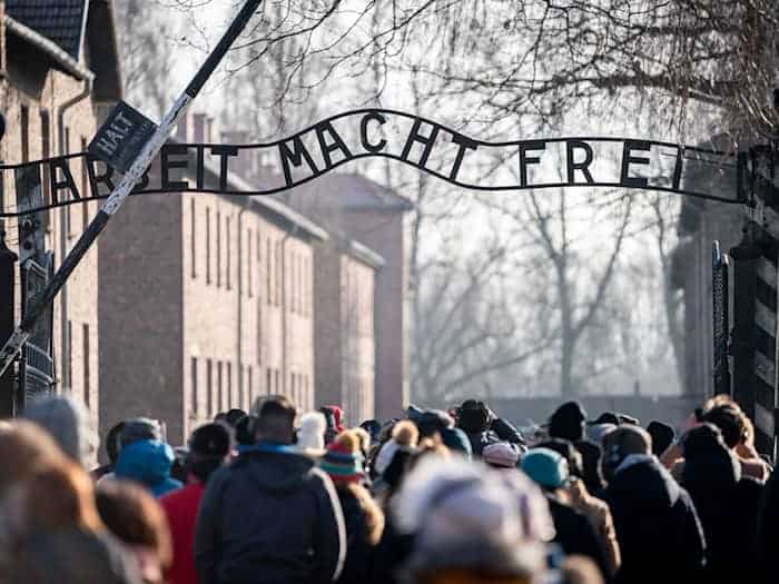 Der Nazi-Spruch «Arbeit macht frei» war über dem Tor zum KZ Auschwitz angebracht. (Archivfoto) / Foto: Kay Nietfeld/dpa
