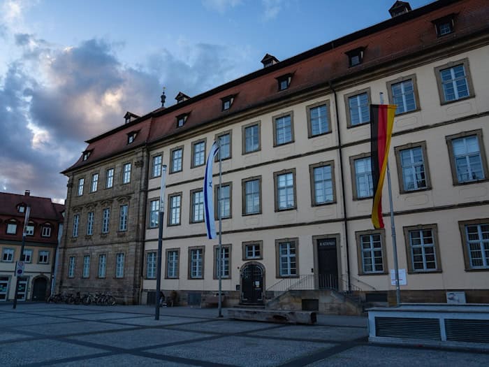 Der bisherige Amtsinhaber Andreas Starke hört auf und räumt seinen Schreibtisch im Bamberger Rathaus. (Archivbild) / Foto: Nicolas Armer/dpa