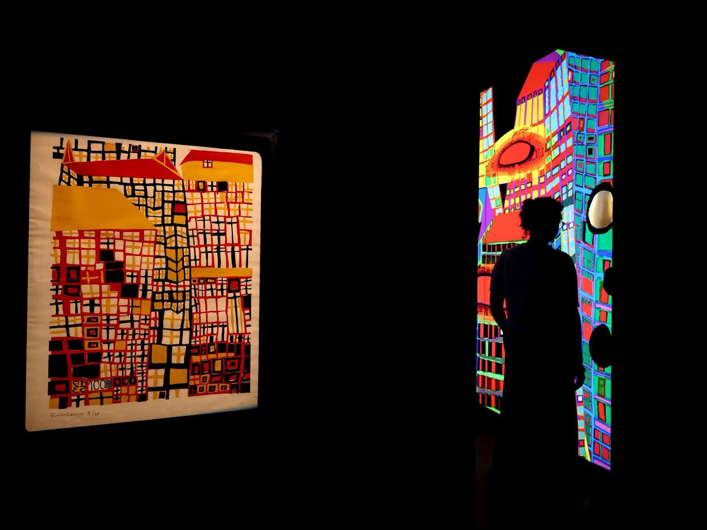 Hundertwasser ist bekannt für bunte Farben wie im Linolschnitt "Drei hohe Häuser". / Foto: Karl-Josef Hildenbrand/dpa