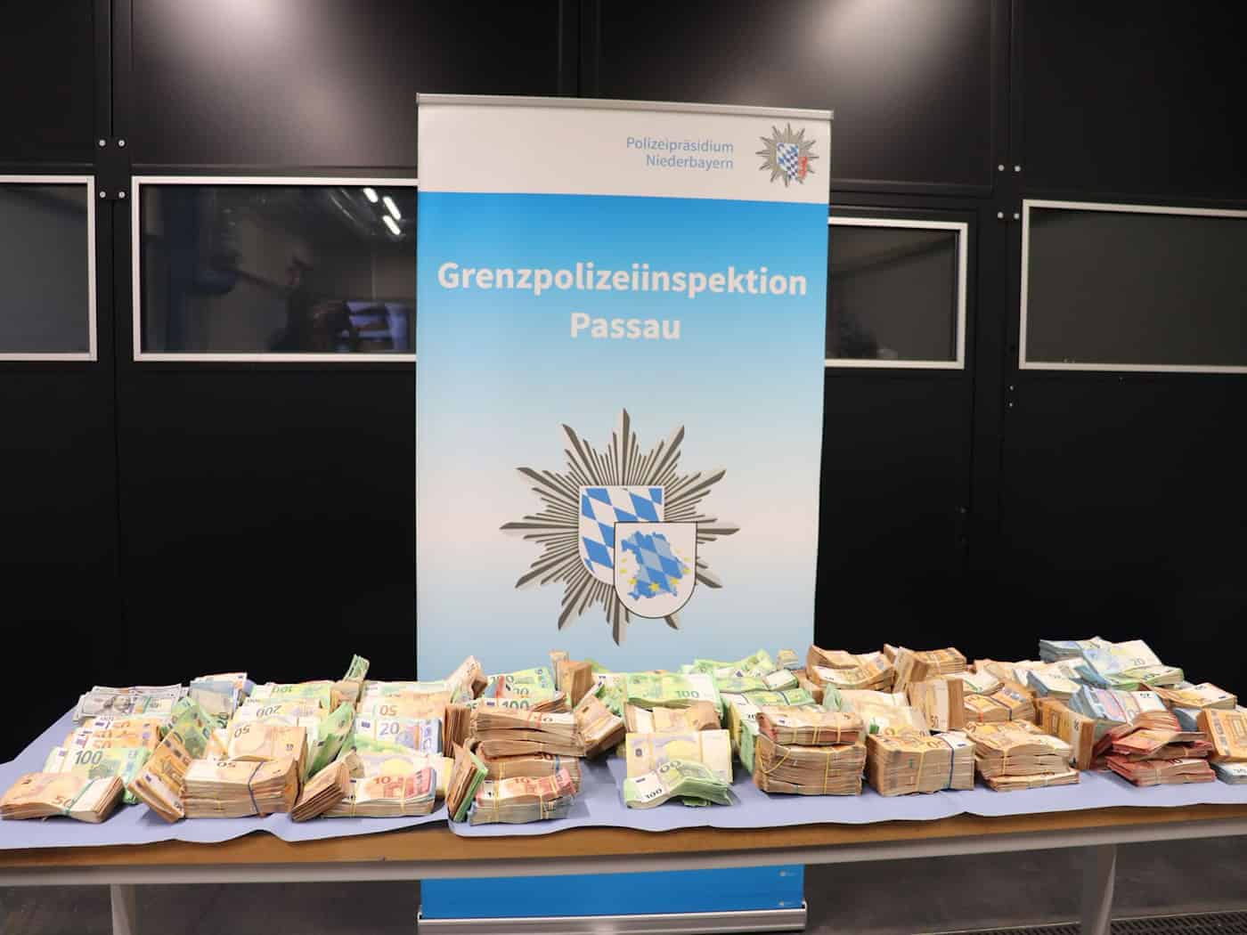 Das Bargeld war laut Polizei in dem Wagen versteckt. / Foto: -/Polizeipräsidium Niederbayern/dpa