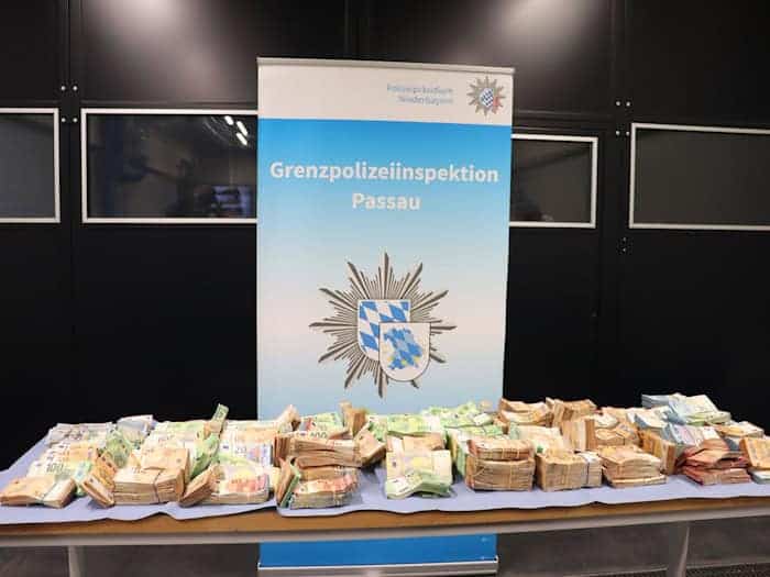 Das Bargeld war laut Polizei in dem Wagen versteckt. / Foto: -/Polizeipräsidium Niederbayern/dpa