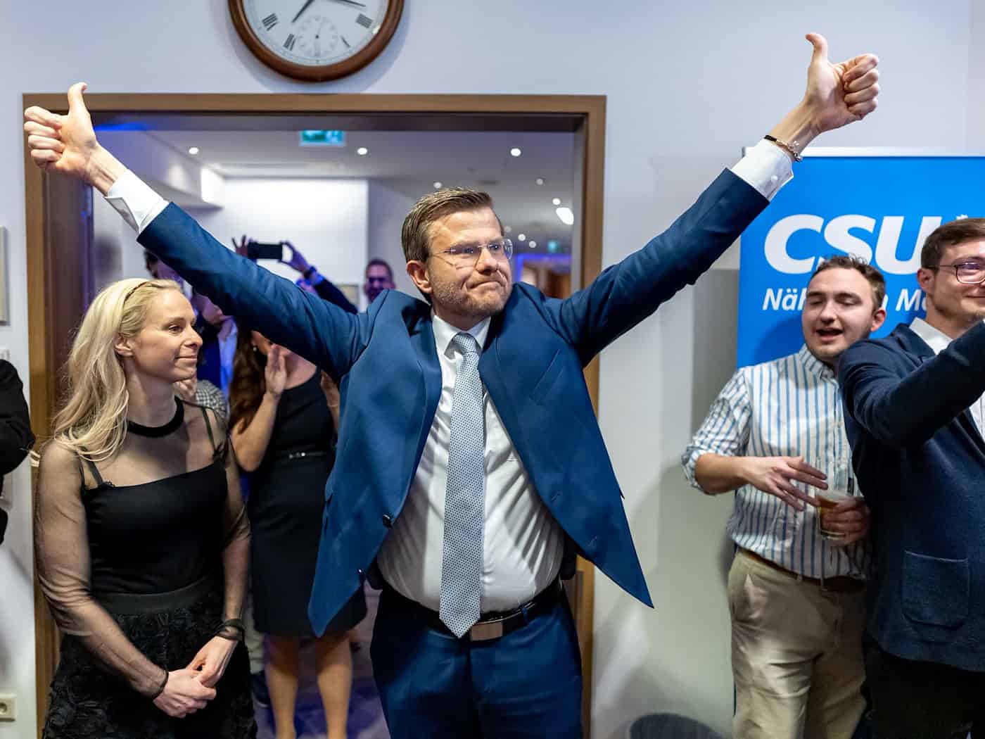 Marcus König jubelte schon am 8. März nach der ersten Runde der Kommunalwahl. In der Stichwahl deutet sich an: Er könnte Nürnbergs OB werden. (Archivbild) / Foto: Daniel Karmann/dpa