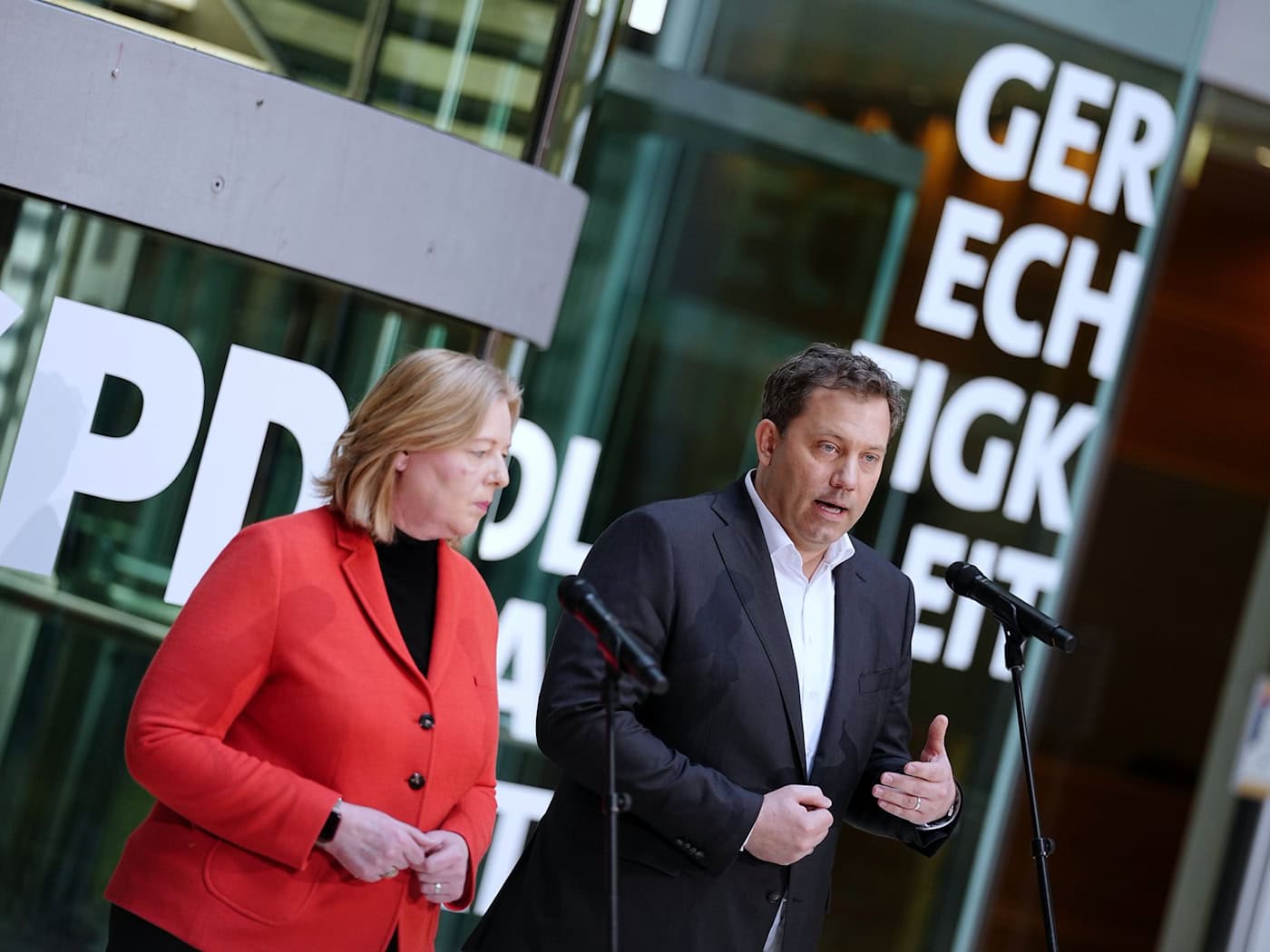 Die SPD-Bundeschefs Bärbel Bas und Lars Klingbeil sind auch Teil der Bundesregierung – das schade der Partei, sagt ein Juso-Landeschef. / Foto: Kay Nietfeld/dpa