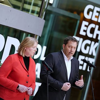 Die SPD-Bundeschefs Bärbel Bas und Lars Klingbeil sind auch Teil der Bundesregierung – das schade der Partei, sagt ein Juso-Landeschef. / Foto: Kay Nietfeld/dpa