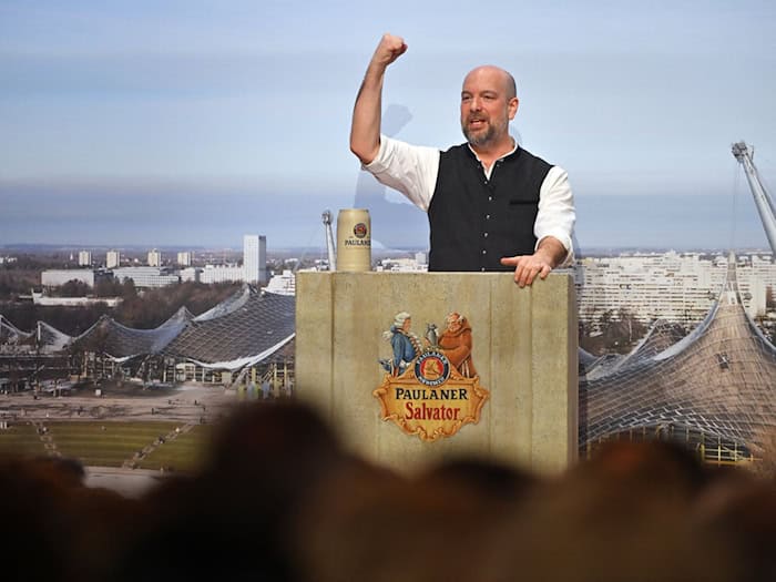 Stephan Zinner rügt Polit-Prominenz beim Starkbieranstich auf dem Nockherberg in München