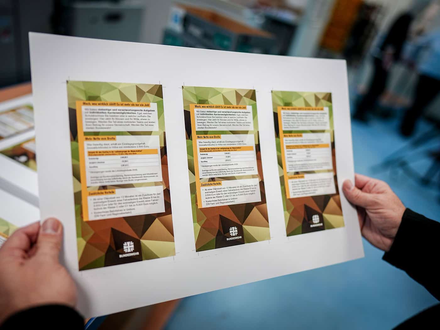 Jugendliche, die 18 Jahre alt werden, bekommen Post von der Bundeswehr. (Symbolbild) / Foto: Kay Nietfeld/dpa