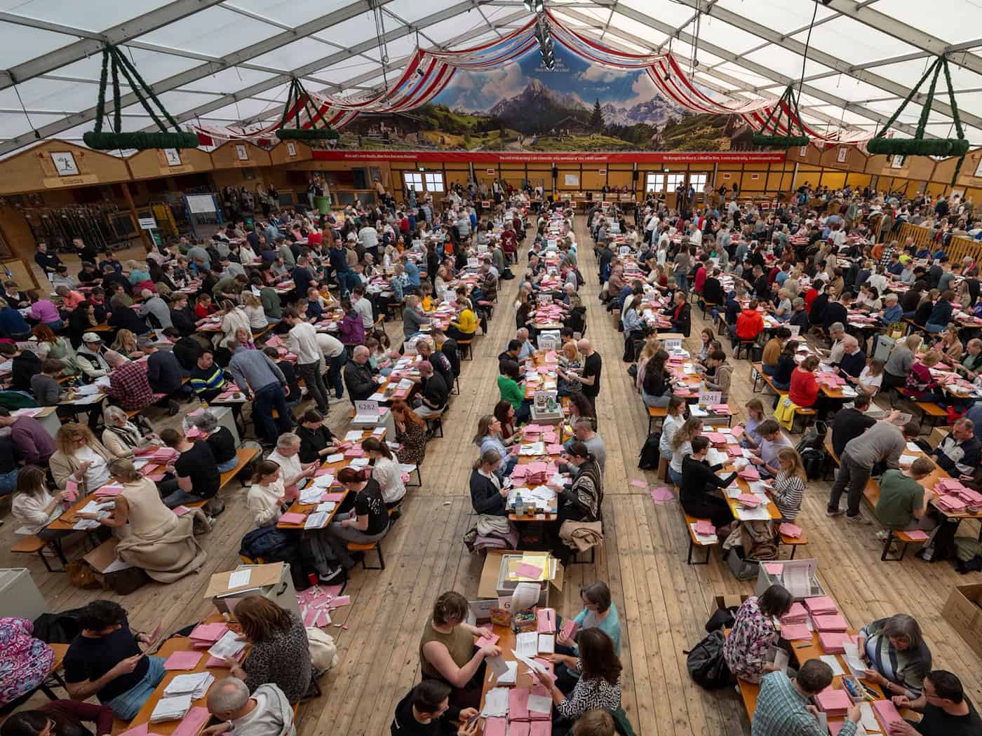 Weil die Messehallen belegt waren, wurden die Briefwahlunterlagen in Augsburg in einem Bierzelt ausgezählt. / Foto: Stefan Puchner/dpa
