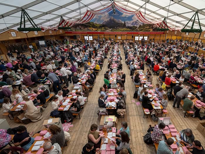 Weil die Messehallen belegt waren, wurden die Briefwahlunterlagen in Augsburg in einem Bierzelt ausgezählt. / Foto: Stefan Puchner/dpa
