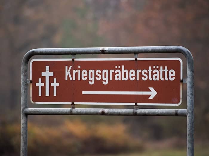 Laut Polizei wurden die Kerzen mutmaßlich am späten Samstagabend auf der Kriegsgräberstätte platziert. (Symbolbild) / Foto: Soeren Stache/dpa-Zentralbild/ZB