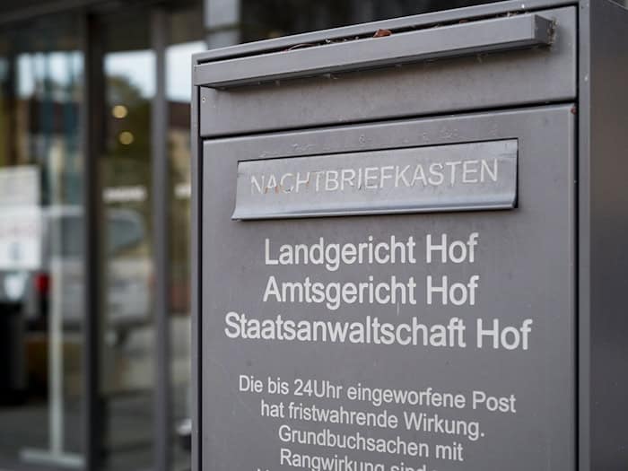 Die Staatsanwaltschaft Hof ermittelt gegen einen Kinderheim-Mitarbeiter, der einen Jungen sexuell missbraucht haben soll. (Symbolbild) / Foto: Daniel Vogl/dpa