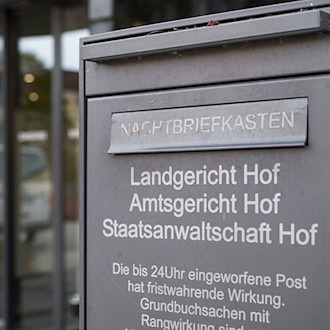 Die Staatsanwaltschaft Hof ermittelt gegen einen Kinderheim-Mitarbeiter, der einen Jungen sexuell missbraucht haben soll. (Symbolbild) / Foto: Daniel Vogl/dpa