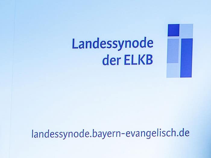 Mehr als 100 Menschen gehören der bayerischen Landessynode an. (Symbolbild) / Foto: Armin Weigel/dpa