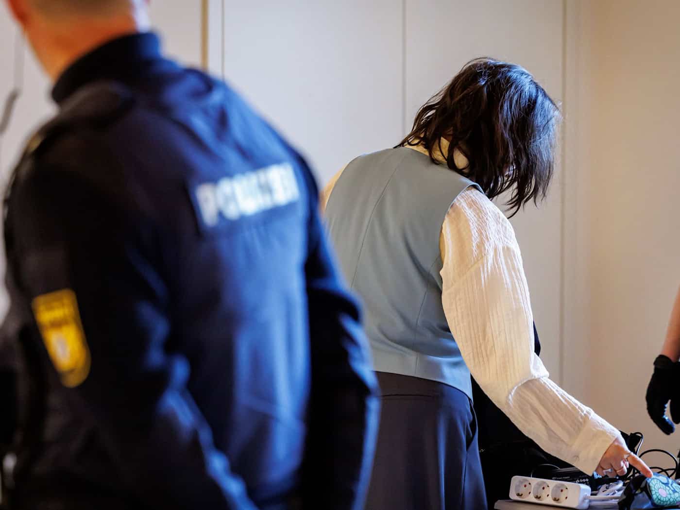 Den beiden Angeklagten wird unter anderem Hausfriedensbruch und Nötigung vorgeworfen.  / Foto: Daniel Karmann/dpa