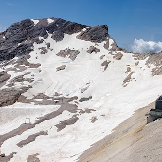 Weil der Nördliche Schneeferner unaufhaltsam schmilzt, muss nun ein Skilift abgebaut werden. (Archivfoto)  / Foto: Matthias Balk/dpa