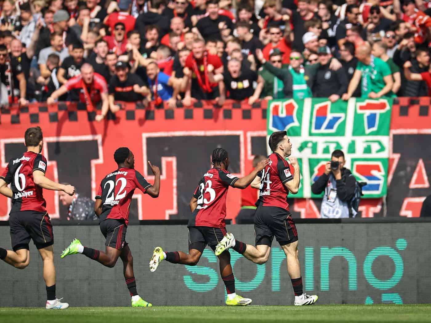 Nürnberg jubelt nach dem Führungstreffer durch Luka Lotschoshwili, / Foto: Daniel Karmann/dpa