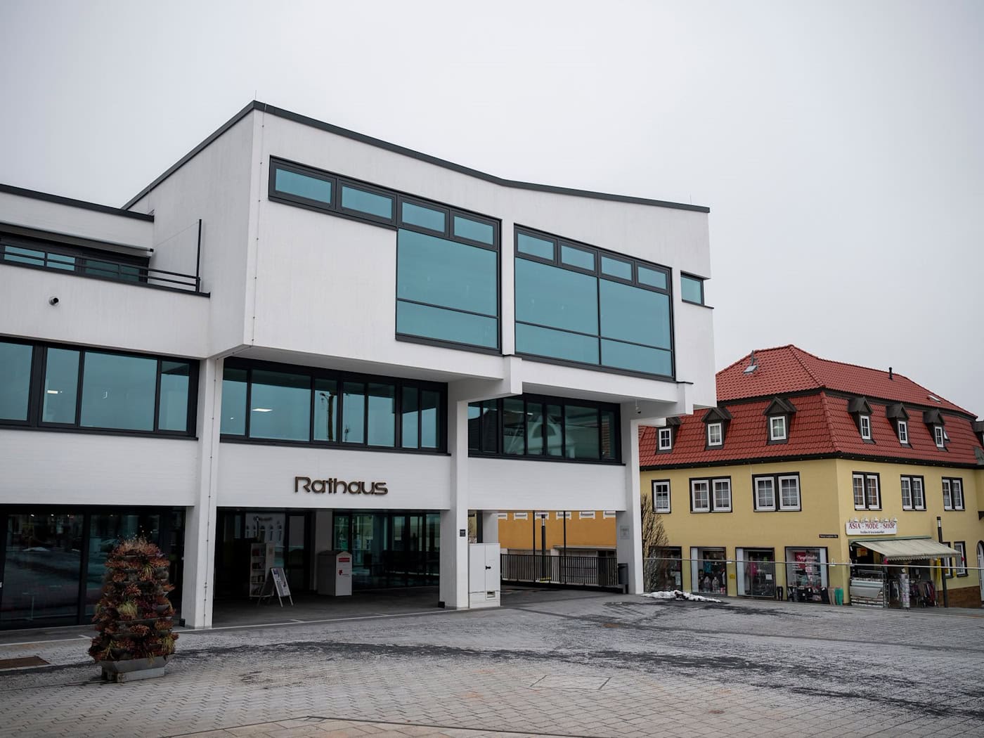 Ins Rathaus von Neustadt b. Coburg zieht bald ein neuer Oberbürgermeister ein. (Archivbild) / Foto: Daniel Vogl/dpa