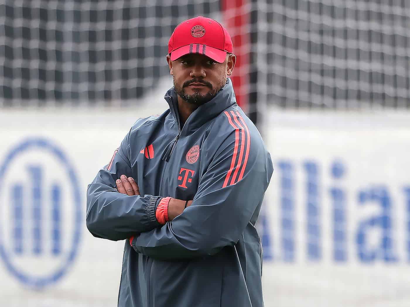 Bayern-Trainer Vincent Kompany hofft auf ein gutes Hinspiel-Ergebnis. / Foto: Philippe Ruiz/dpa