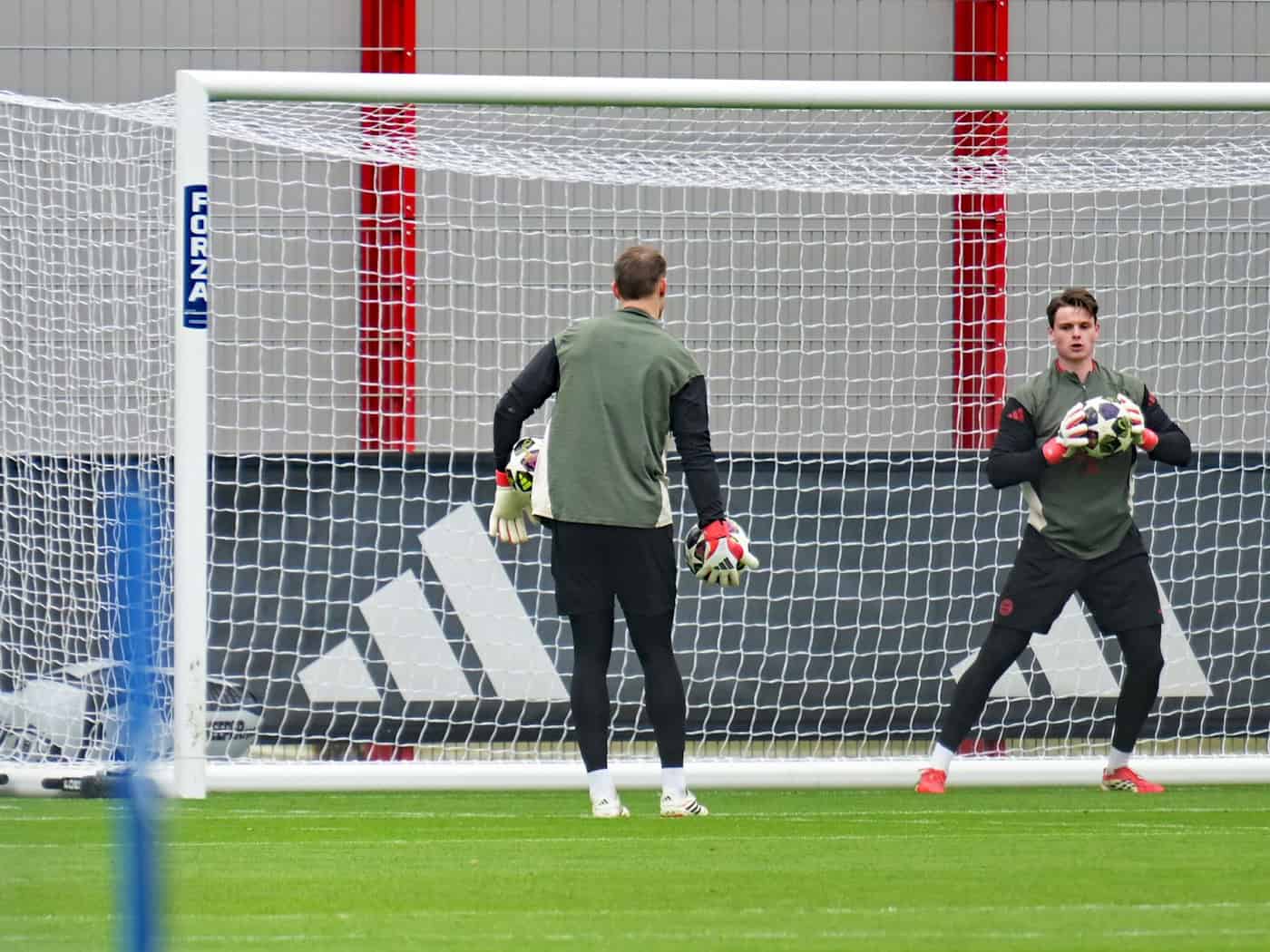 Jonas Urbig beim Abschlusstraining in Aktion, links Manuel Neuer. / Foto: Malin Wunderlich/dpa