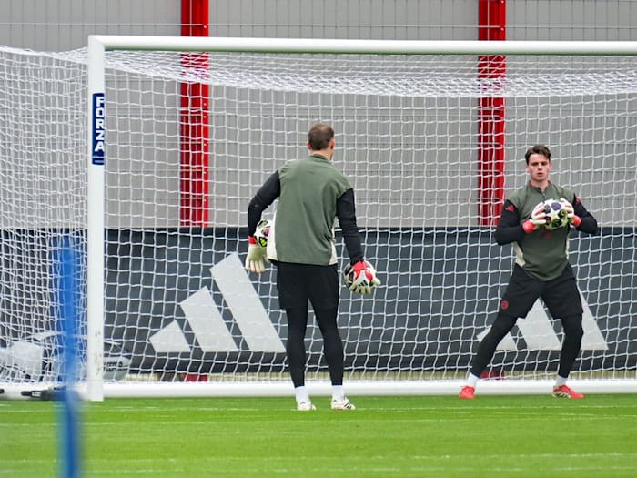 Jonas Urbig beim Abschlusstraining in Aktion, links Manuel Neuer. / Foto: Malin Wunderlich/dpa