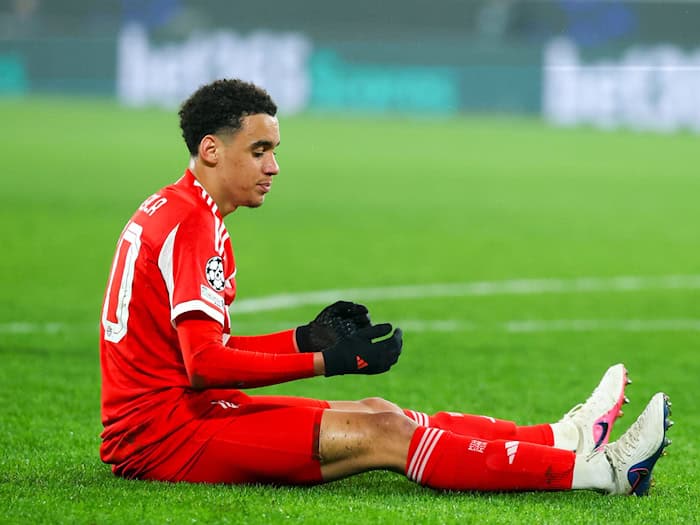 Jamal Musiala sitzt in Bergamo am Boden. Der Nationalspieler hat wieder Probleme am operierten linken Bein. (Archivbild) / Foto: Jan Woitas/dpa