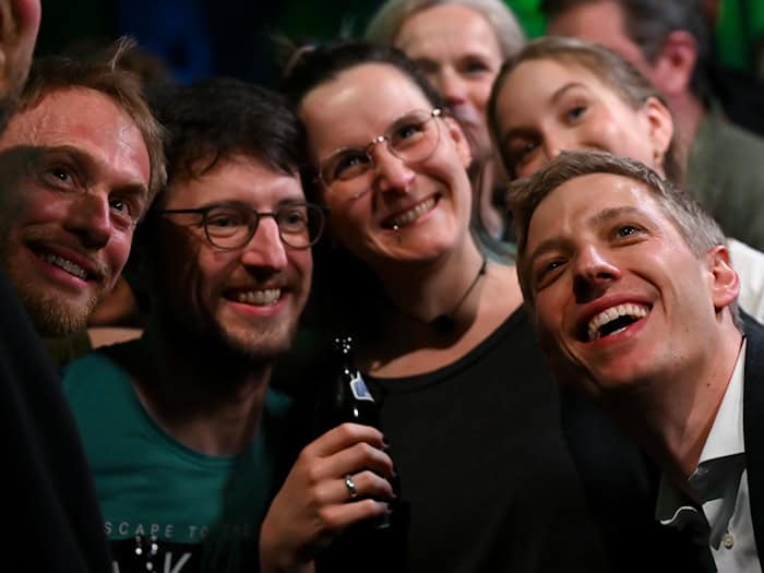 Dominik Krause nach seinem Wahlsieg auf der Party der Grünen.  / Foto: Sven Hoppe/dpa
