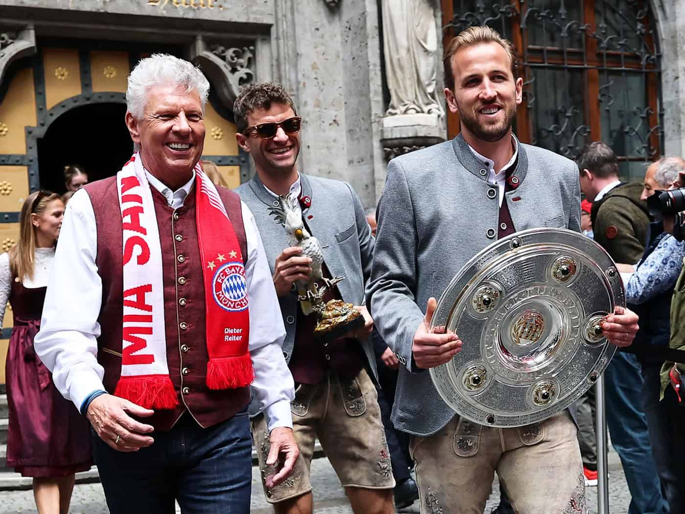 OB Dieter Reiter (l, mit Thomas Müller und Harry Kane) ist bekennender Fan des FC Bayern. (Archivbild)  / Foto: Daniel Löb/dpa