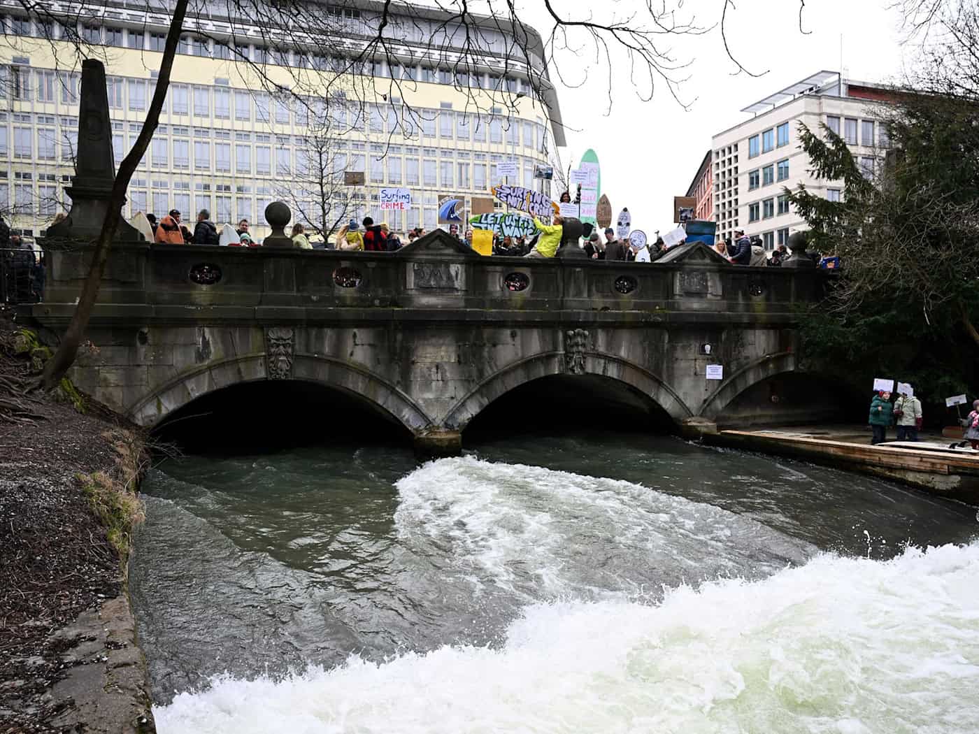 Anfang März fand eine Demonstration gegen das derzeit geltende Surfverbot auf der Eisbachwelle statt. (Archivbild) / Foto: Felix Hörhager/dpa