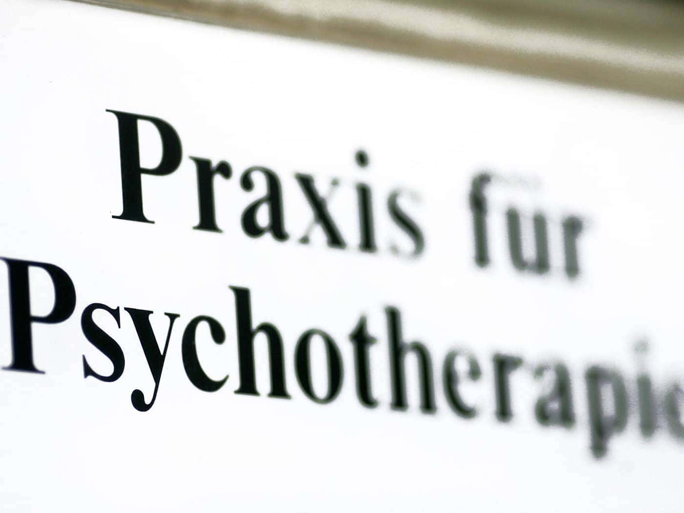 4,5 Prozent weniger Honorare ab 1. April: Die beschlossenen Honorarkürzungen für Psychotherapeuten könnten die Versorgungslage für Patienten in Bayern weiter verschärfen. (Symbolbild) / Foto: Jens Wolf/dpa-Zentralbild/dpa